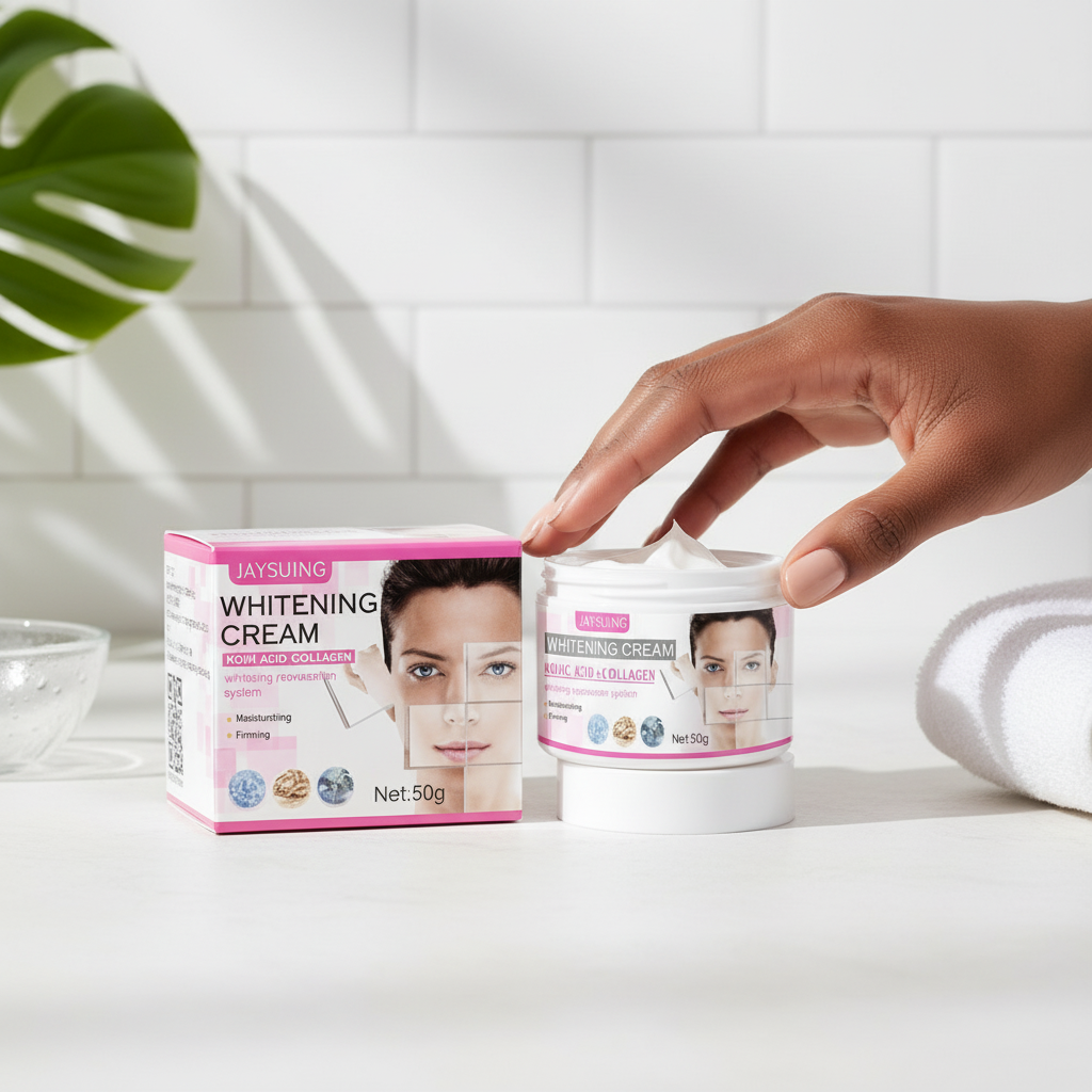 Femme touchant la crème JAYSUING